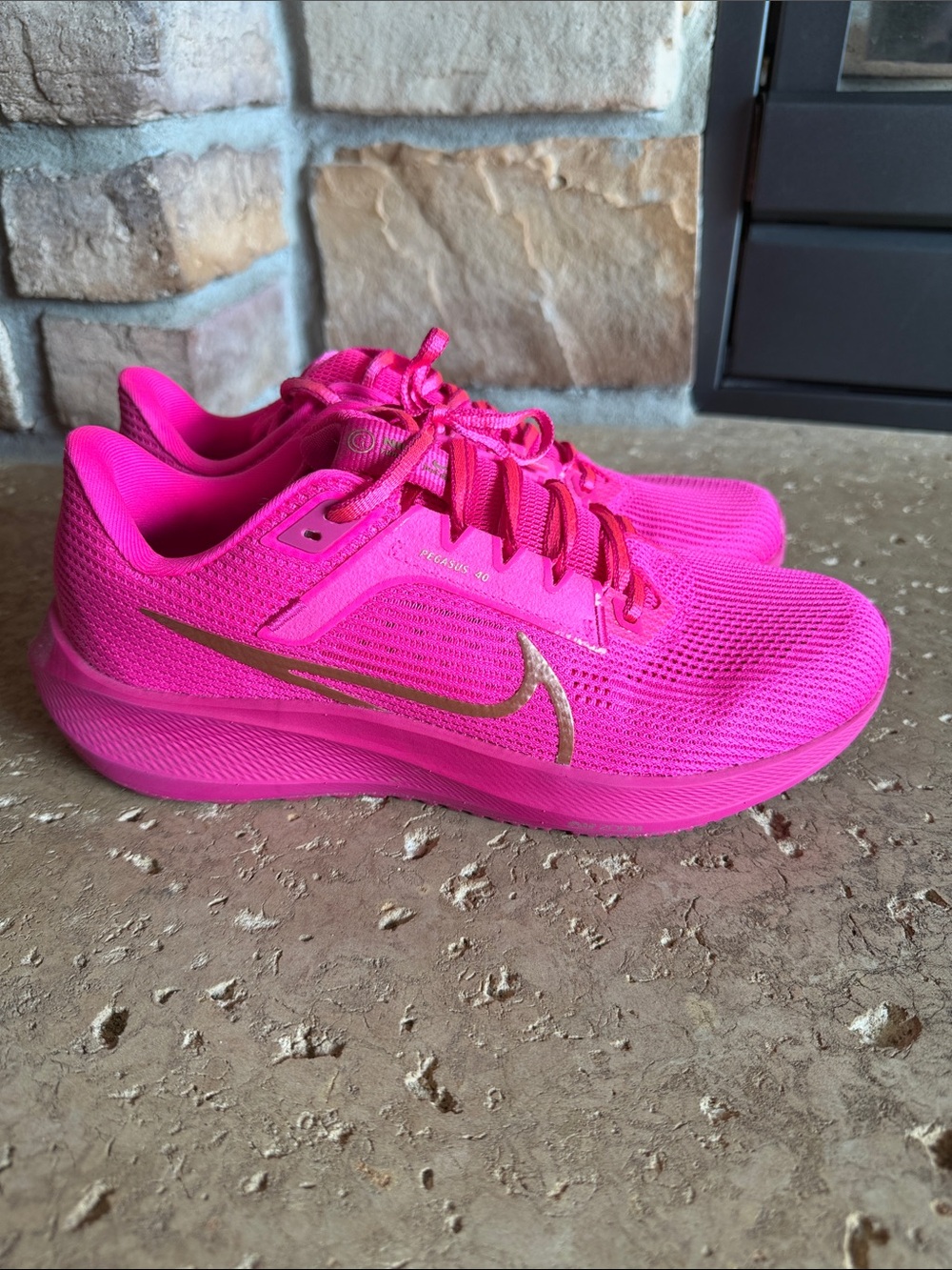 NWOT Nike Pegasus 40 Women’s sz 9 Hot Pink Running Shoes Metallic Gold Swoosh